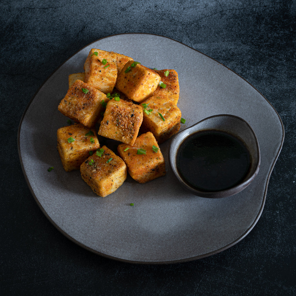 Tofu croustillant avec sauce à l'ail noir